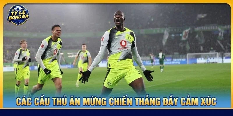 Các cầu thủ ăn mừng chiến thắng đầy cảm xúc