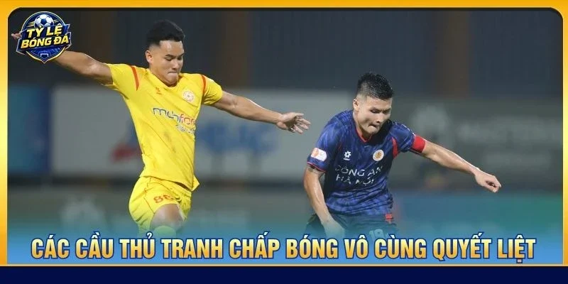 Các cầu thủ tranh chấp bóng vô cùng quyết liệt