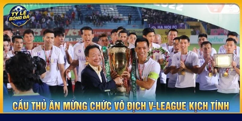 Cầu thủ ăn mừng chức vô địch V-League kịch tính