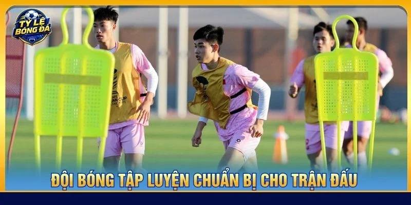 Đội bóng tập luyện chuẩn bị cho trận đấu