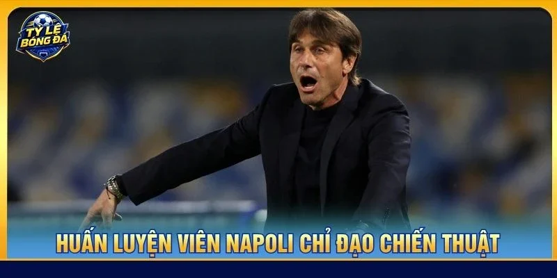 Huấn luyện viên Napoli chỉ đạo chiến thuật