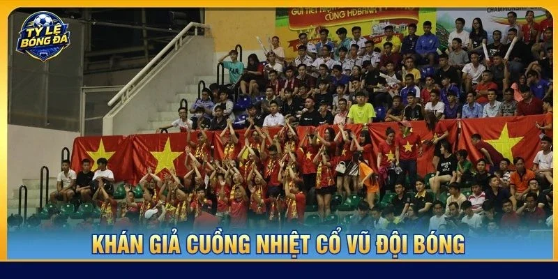 Khán giả cuồng nhiệt cổ vũ đội bóng