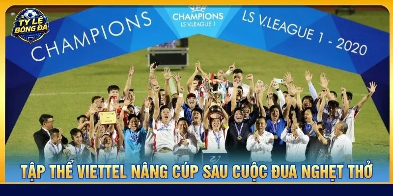 Tập thể Viettel nâng cúp sau cuộc đua nghẹt thở